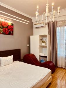 Phú ThọMộc Hương Hotel的一间卧室配有一张床和一个吊灯
