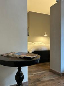 博洛尼亚charming new loft的一间客房配有一张床、一张桌子和一张床