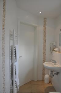 阿本贝格Landhaus Kaiser的白色的浴室设有水槽和卫生间。