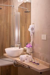 MonterosLas Hortensias Hotel的一间带水槽和镜子的浴室