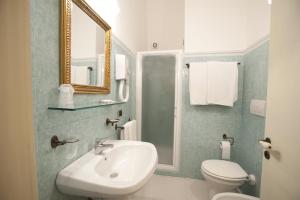 加利波利帕拉索赛娜皮德巴切B&B酒店的一间带水槽、卫生间和镜子的浴室