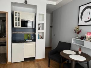 巴黎MaisonZen的一个带小桌子的小厨房和一个带柜台的小厨房