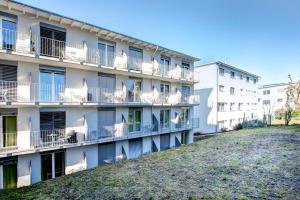 霍其多夫Anstatthotel Hochdorf - self-check-in的公寓大楼设有白色阳台