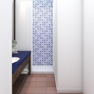 圣何塞德尔卡沃Tropicana Los Cabos的浴室设有蓝色和白色的淋浴帘