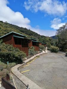 圣赫拉多德多塔Lauraceas Lodge的山旁的一座带停车场的建筑
