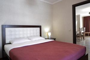 布克维Villa Gor Apartments的一间卧室配有一张带红色毯子的大床