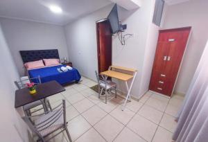 圣维森特德卡涅特Residencia Benavides的一间小卧室,配有一张床和一张桌子及椅子