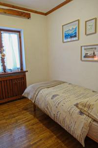 科尔蒂纳丹佩佐Relax a Cortina d'Ampezzo - Alverà的一间带床的卧室,位于带窗户的房间内