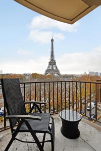 巴黎CMG Tour Eiffel/ New York的阳台的椅子和艾菲尔铁塔
