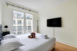 巴黎CMG Tour Eiffel/ New York的白色卧室设有大窗户和一张床