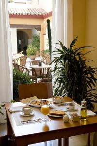 桑卢卡尔-德巴拉梅达巴拉梅达酒店的餐桌,带食物盘和橙汁杯