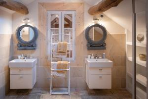莫索特克洛斯圣雅克住宿加早餐旅馆的浴室设有2个水槽和2面镜子