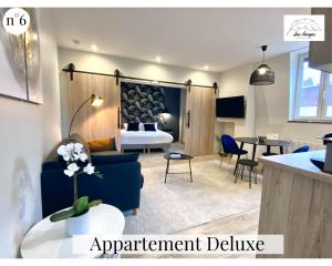 阿拉斯Les Anges - 6 appartements - Place des héros的客厅设有1间带1张床的房间和1间客厅