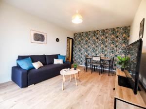 安锡LA BELLE BALADE - Parking - Wifi - Balcon - Belle vue !的客厅配有蓝色的沙发和桌子