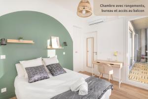 马赛SUD PASSION - Sakakini - calme - 3 chambres - lumineux - fibre的一间小卧室,配有一张床和一张书桌