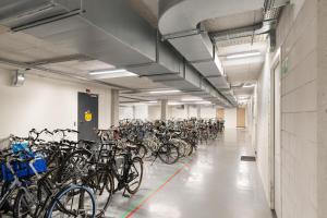 鹿特丹trendy STUDIO ROTTERDAM CENTER的一间大房间,里面停放着许多自行车