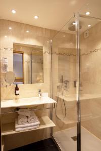 普罗旺斯艾克斯Hôtel Escaletto的带淋浴和盥洗盆的浴室
