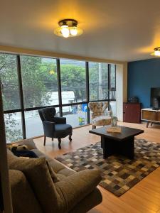 墨西哥城锡那罗亚46公寓的客厅配有沙发和桌子