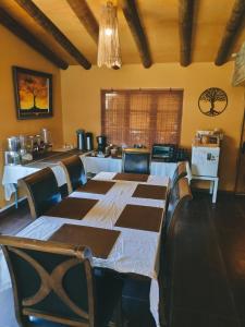 圣佩德罗·德·阿塔卡马何塞之家旅馆的一间带桌椅和吊灯的用餐室
