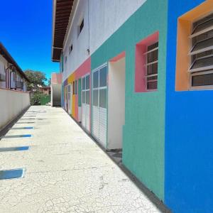 乌巴图巴Chalés Sununga Flats a 1 minuto da praia的一座五彩缤纷的建筑,其一侧设有门