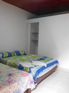 比利亚维哈Hostal Arámbulo的一间卧室,配有两张床