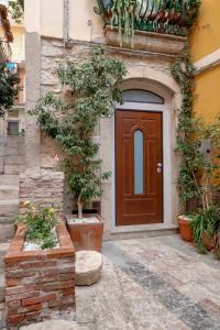 陶尔米纳Casanica-Taormina的前面有树的建筑物的门