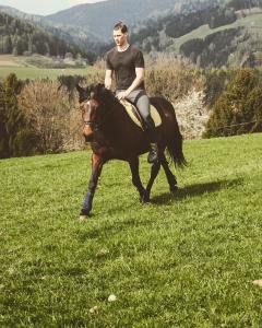 ReichenfelsUnplugged Almhütte Waldbauer的骑马的人