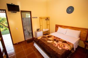 圣罗克迪米纳斯Garça Branca的一间卧室配有一张床,浴室设有淋浴。