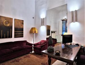 佛罗伦萨PALAZZO TESTA - LOCAZIONE TURISTICA的客厅配有沙发和桌子