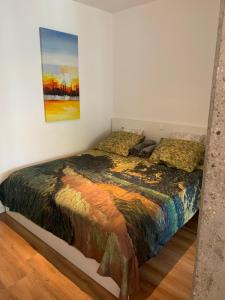 鹿特丹trendy STUDIO ROTTERDAM CENTER的一间卧室配有一张壁画床
