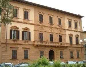 佛罗伦萨PALAZZO TESTA - LOCAZIONE TURISTICA的一座带窗户和阳台的大型砖砌建筑