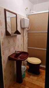 特拉曼达伊Hotel Central Praia的一间带水槽、卫生间和镜子的浴室
