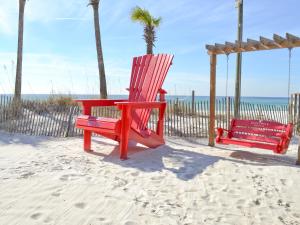 巴拿马城海滩Boardwalk Beach Hotel的海滩秋千上两把红色椅子