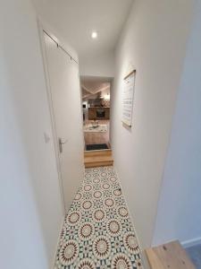 圣加尔米耶FOREZ - Appartement atypique et authentique的走廊上设有门,铺有瓷砖地板