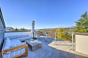 西雅图Sleek Seattle Home with Rooftop Patio and Views!的阳台的天井配有沙发和桌子