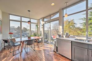 西雅图Sleek Seattle Home with Rooftop Patio and Views!的厨房配有桌椅和窗户。