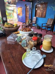 阿尔戈杜瓦尔Vila Shangri-la Algodoal- Suítes e Redário的一张桌子,上面放着食物和饮料