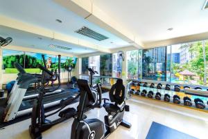 华欣First Hua Hin - Ji Ya的健身房设有跑步机和椭圆机