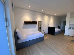 戈赫Apartment mit vier Einzelboxspringbetten - Netflix的一间带床和镜子的客厅