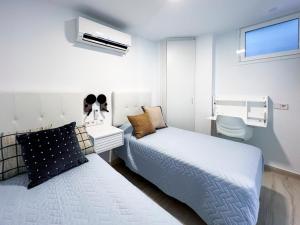 美洲海滩El Dorado 114 luxury with full air-conditioning的一间小卧室,配有一张床和一个卫生间