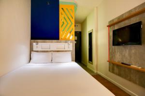 巴鲁埃里塔博瑞宜必思经济酒店的卧室配有一张大床,墙上配有电视