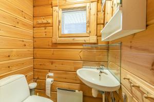 锡尔卡Chalet cheminee sauna PAS DE DRAP PAS DE SERVIETTE MENAGE COMPRIS的浴室配有白色卫生间和盥洗盆。