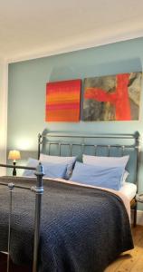 康斯坦茨Seesterne City的卧室配有一张壁画和两张画的床铺。