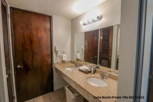 库莱布拉Costa Bonita Private Villa 602的一间带两个盥洗盆和大镜子的浴室