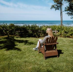 莫克利普斯海洋翠园度假村 的坐在草地上椅子上的女人