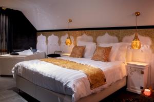 宗奥芬B&B 1001 nacht的卧室配有白色大床和水槽