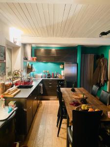 Cocon alpin, Situation top, Chalet Reine des neiges的厨房或小厨房
