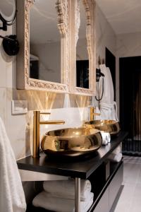 宗奥芬B&B 1001 nacht的一间带两个盥洗盆和大镜子的浴室