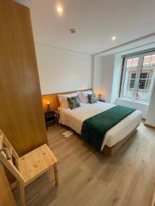 丰沙尔Living Funchal X的一间卧室设有一张大床和一个窗户。