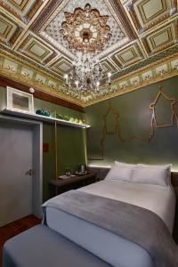 昆卡Casa Firenza Hotel & Suites Boutique的一间卧室设有一张床和格子天花板